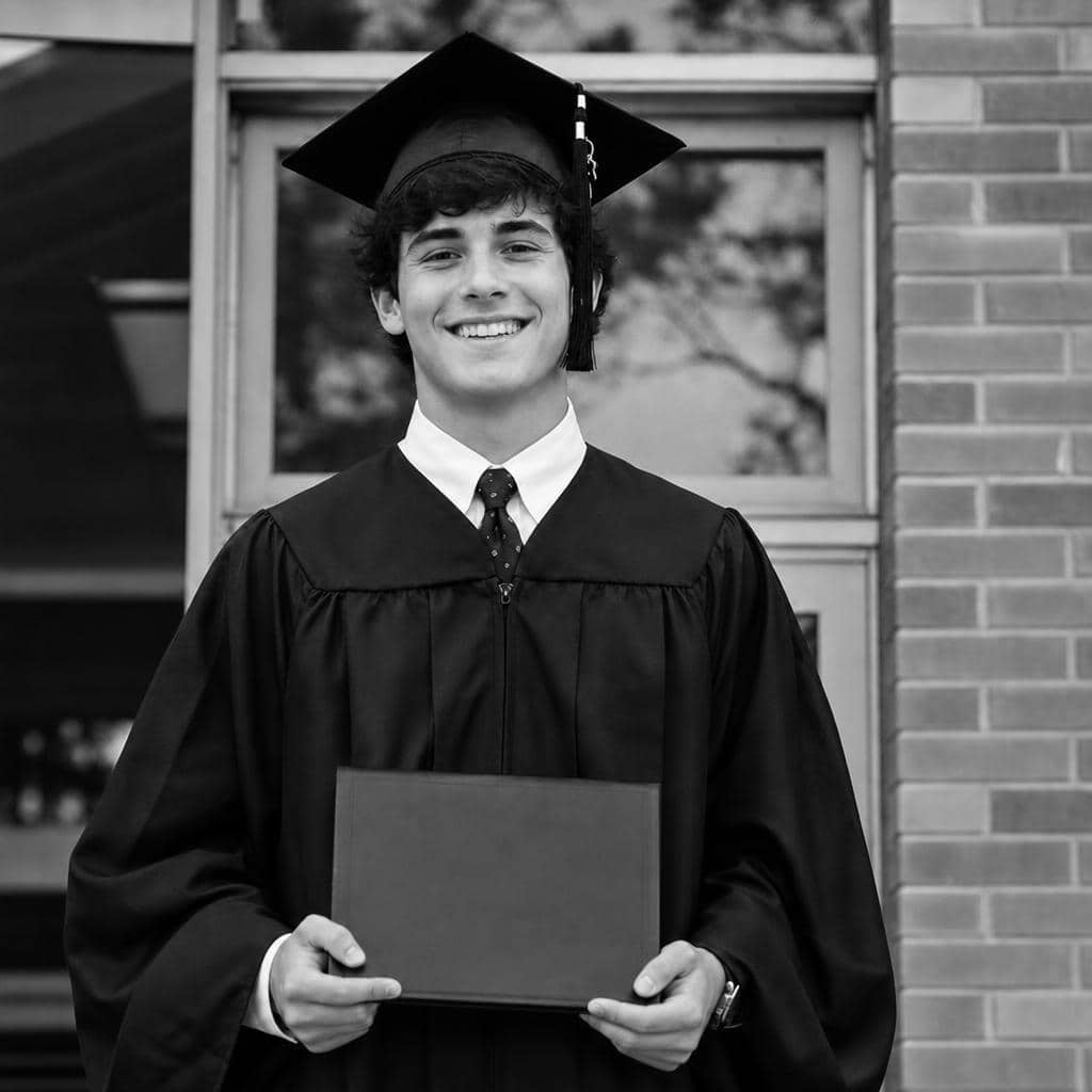 Foto de graduación convertida a blanco y negro clásico con IA en MyEdit