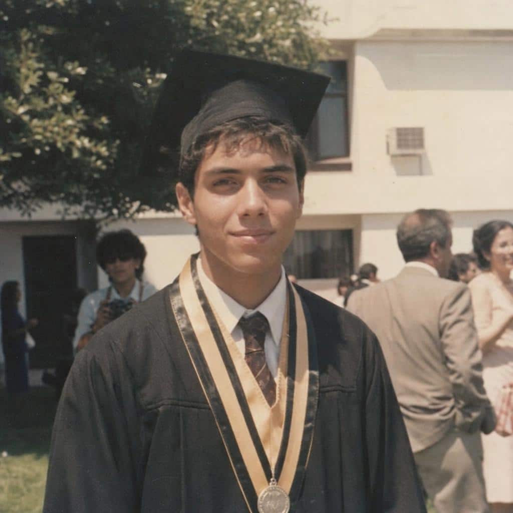 Foto de graduación antigua con baja calidad y grano, antes de restaurar con IA en MyEdit