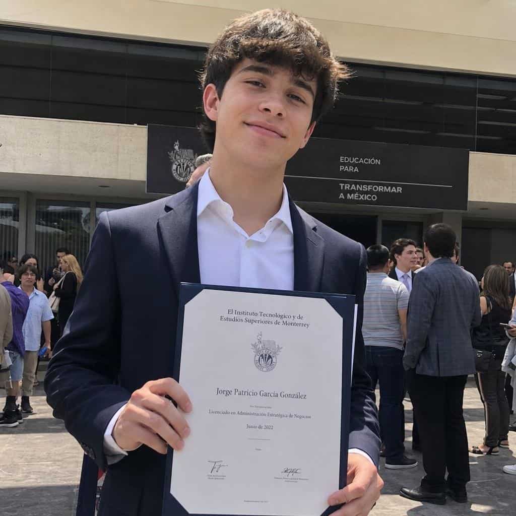 Foto de graduación con fondo desordenado, antes de mejorar con IA en MyEdit