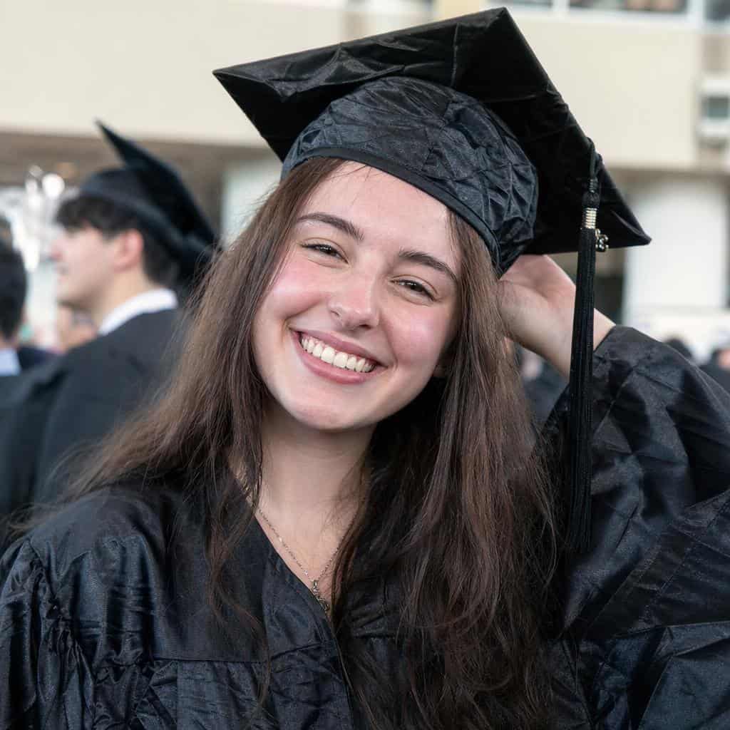 Foto de graduación con toga arrugada y birrete desordenado, antes del retoque con IA en MyEdit
