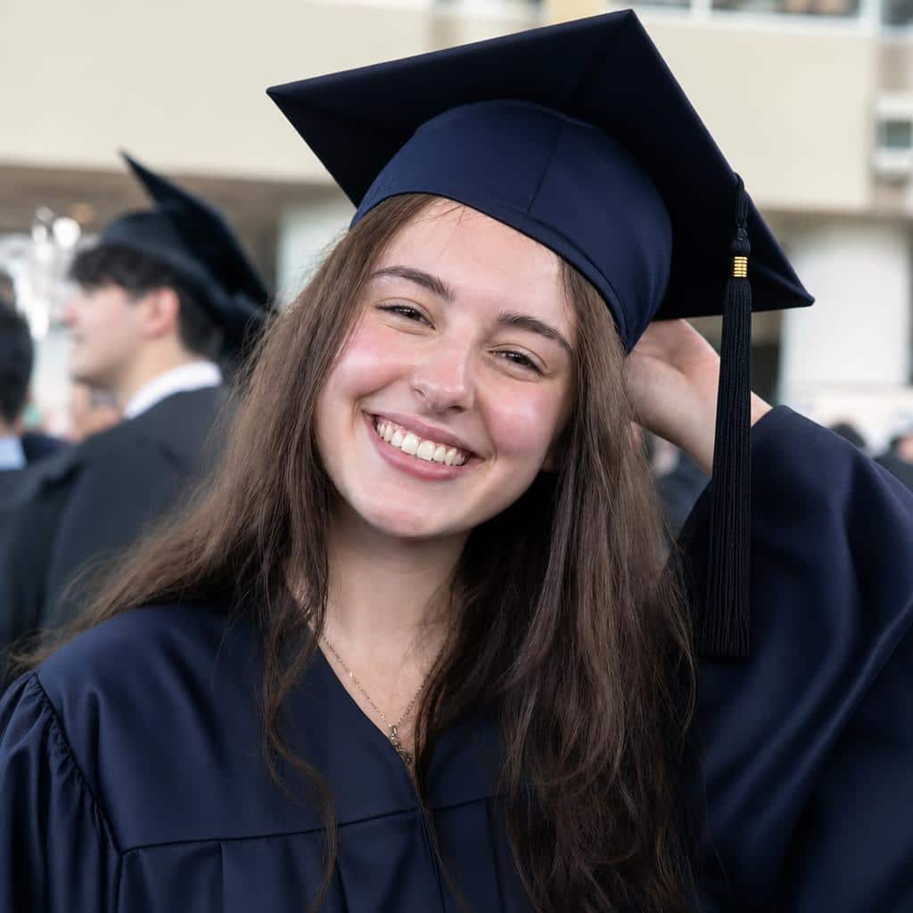 Foto de graduación con toga y birrete retocados con IA en MyEdit