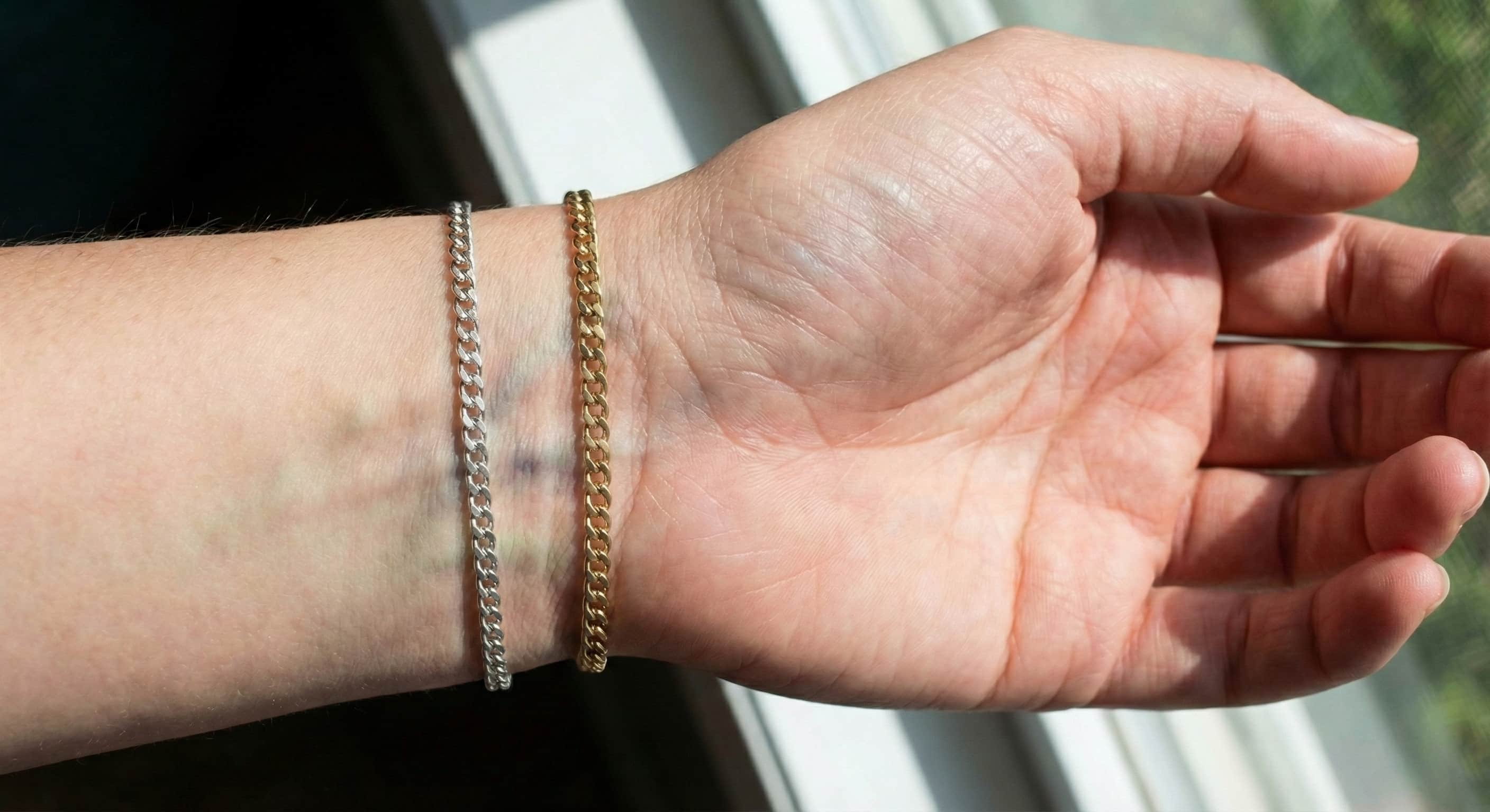 Ilustración de la prueba de las joyas para saber el tono de piel