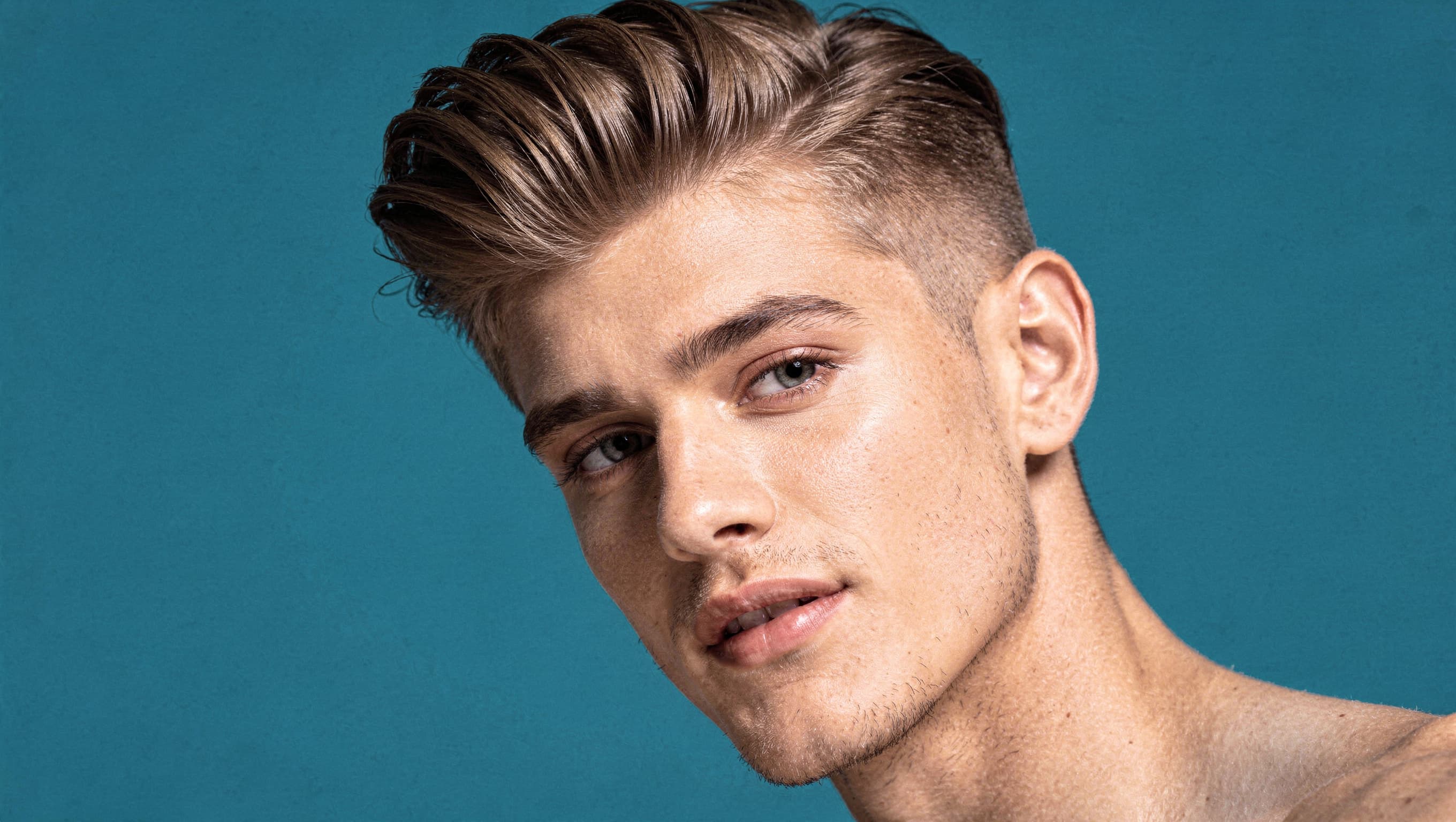 Modelo con corte quiff