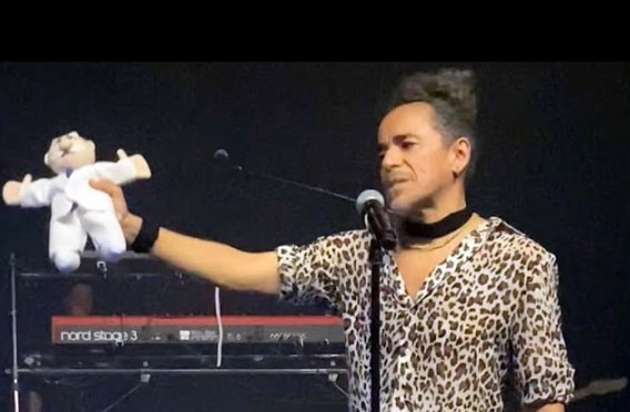 Imagen de Dua Lipa con Doctor Simi