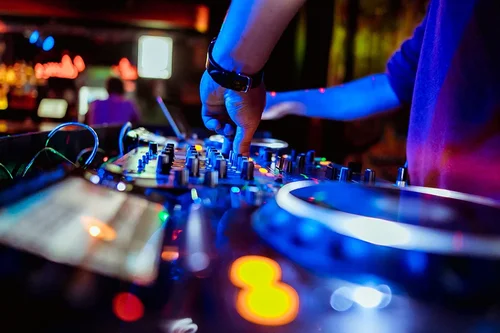 DJ