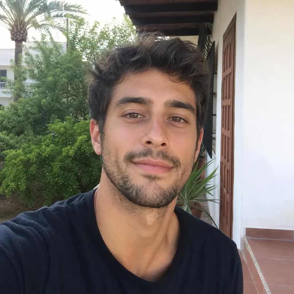 Selfie antes de la transformación en retrato hincha de Argentina con IA