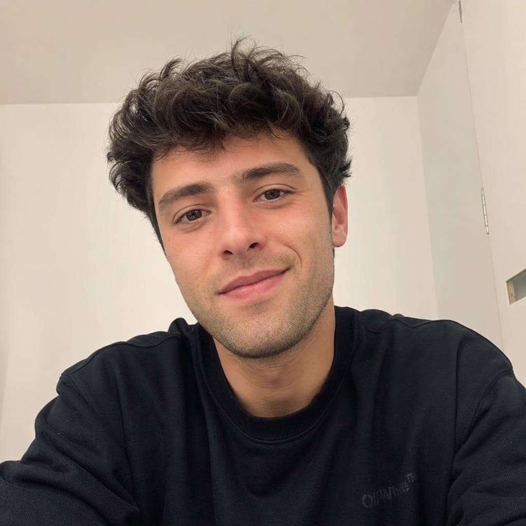 Selfie antes de la transformación en retrato hincha de Colombia con IA