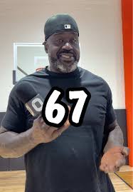 Celebridades haciendo el meme six seven