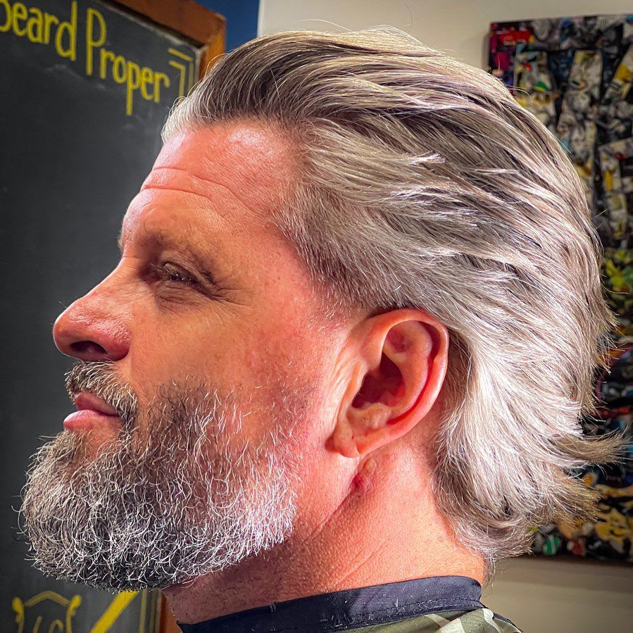 Coiffure slick back cheveux gris