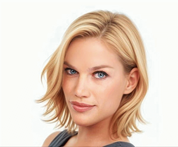 Nahaufnahme einer blonden Frau, die verschiedene moderne Trendfrisuren und Haarschnitte digital ausprobiert.