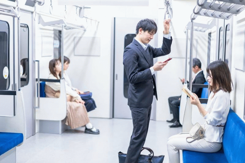 Ein kurzes, animiertes GIF, das im Loop den Vorher-Nachher-Vergleich zeigt: In einem U-Bahn-Waggon verschwinden alle Fahrgäste im Hintergrund mithilfe von KI-Technologie, sodass nur der stehende Mann und die leeren Sitze übrig bleiben.