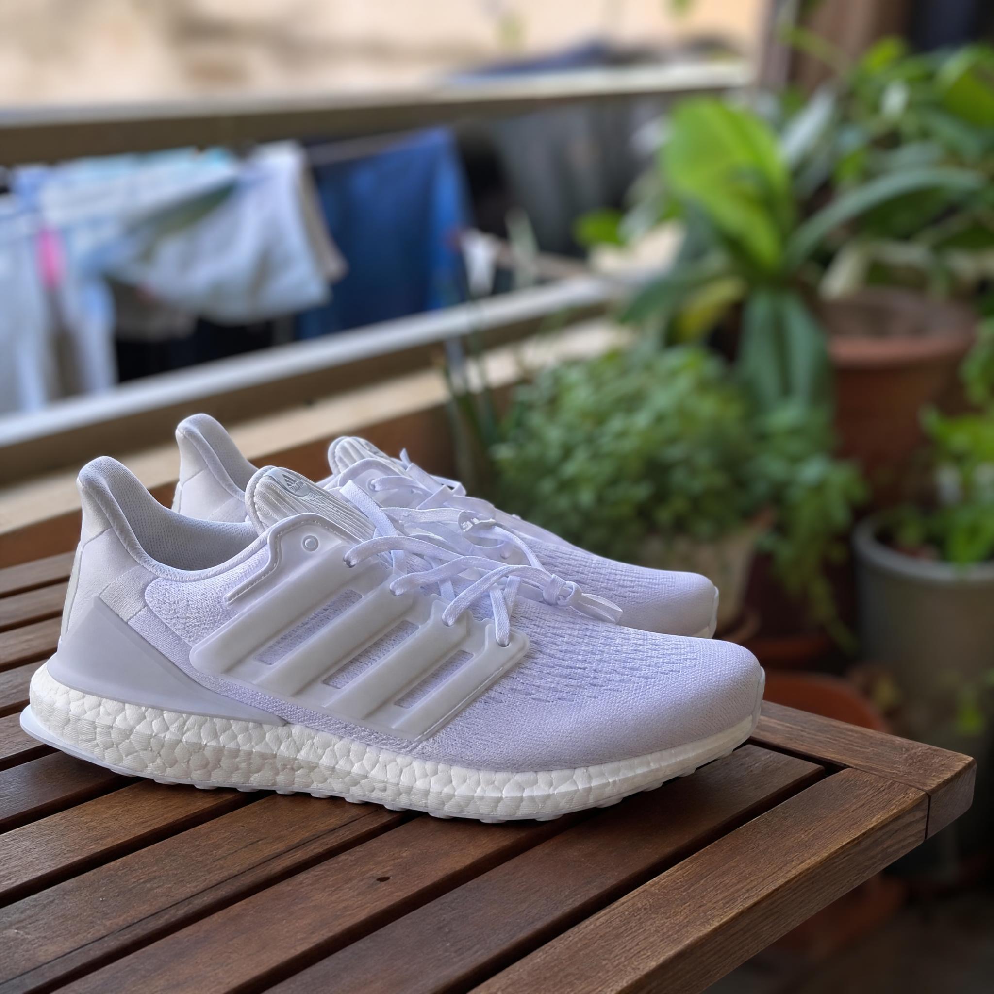 Foto original de un par de zapatillas deportivas en un balcón, antes de aplicar el prompt de cambio de fondo en Grok