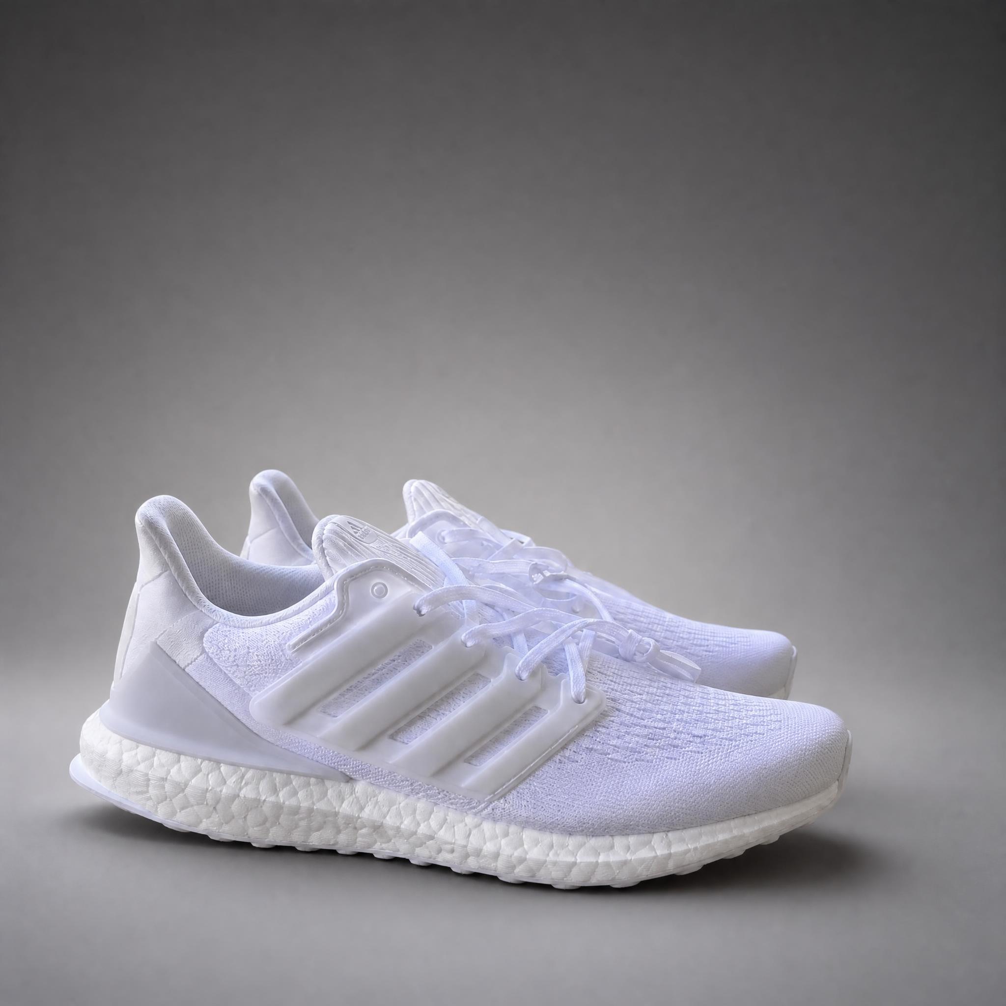 Zapatillas deportivas con el fondo cambiado a un estudio fotográfico mediante un prompt de edición para Grok