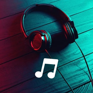 
photo d'un casque audio sur un sol en parquet bois
