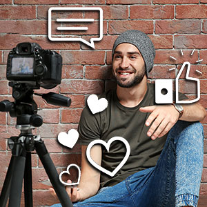 
YouTuber enregistrant une vidéo devant un mur de briques
