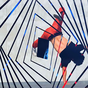 
photo d'un breakdancer avec une spirale trapézoïdale abstraite superposée
