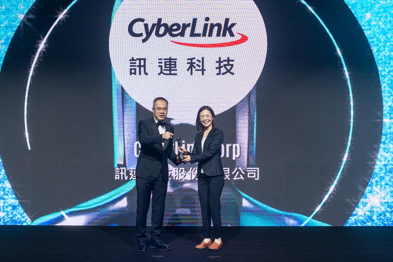CyberLink accepting the 2025 HR Asia Best Companies to Work for in Asia award